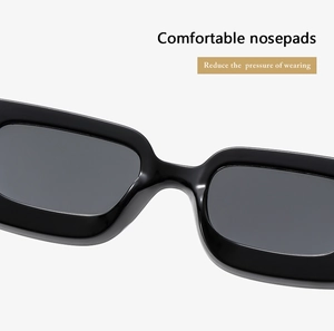 Détail des plaquettes de nez confortables sur lunettes de soleil noires rectangulaires