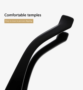 Gros plan des branches ergonomiques noires de lunettes pour un port confortable et stable