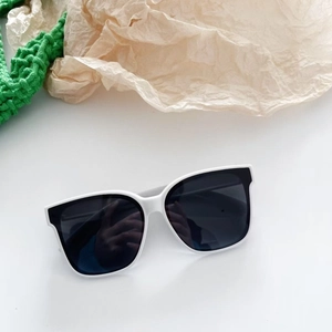 Trendige weiße quadratische Übergroße Kinder-Sonnenbrille mit schwarzen Gläsern