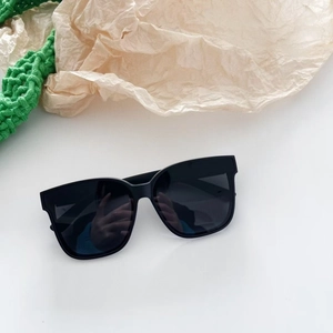 Klassische schwarze quadratische Kinder-Sonnenbrille mit dicken Gläsern und Retro-Stil