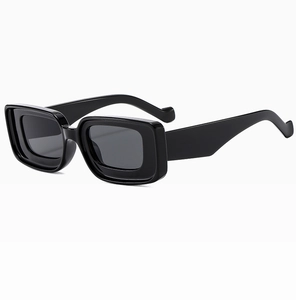 Détail de lunettes de soleil rectangulaires noires avec structure de monture intérieure étagée