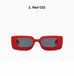 Vue de face de lunettes de soleil rectangulaires avec monture rouge et verres gris foncé