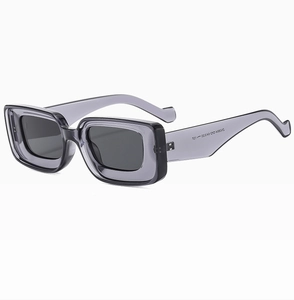 Vue détaillée des lunettes de soleil rectangulaires gris transparent avec modèle ZN3854