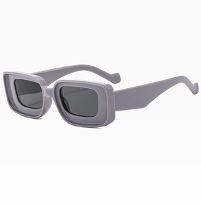Détail macro de lunettes de soleil rectangulaires lilas avec monture épaisse