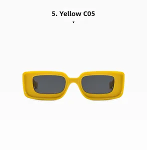 Détail de lunettes de soleil rectangulaires jaunes avec verres teintés et style Y2K