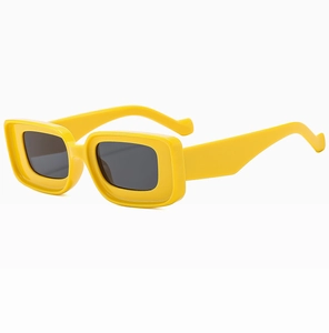 Vue de dessus de lunettes de soleil rectangulaires jaune citron à monture épaisse et verres fumés