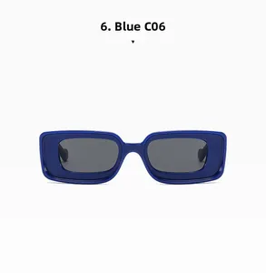 Vue de face de petites lunettes de soleil rectangulaires avec monture bleue et verres gris
