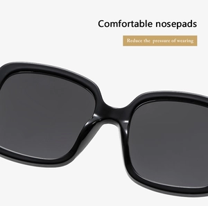 Gros plan des plaquettes de nez confortables sur des lunettes de soleil carrées rétro