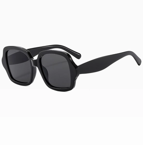 Détail des lunettes de soleil carrées surdimensionnées noires brillantes à verres gris