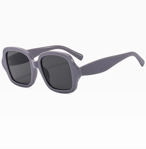 Vue détaillée des lunettes de soleil carrées mauves avec bordure ondulée élégante