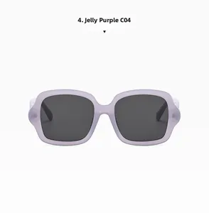 Détail de lunettes de soleil carrées oversize violet translucide avec verres gris