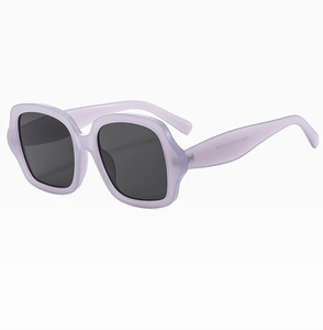 Vue détaillée des lunettes de soleil carrées avec monture lavande et marquages de branche
