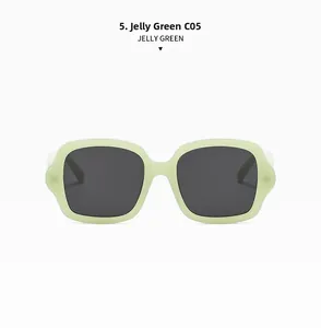 Vue détaillée des lunettes de soleil carrées oversize vert gelée avec verres gris foncé