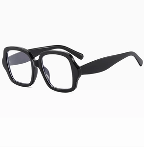 Vue détaillée de lunettes carrées noires avec monture ondulée épaisse et verres clairs