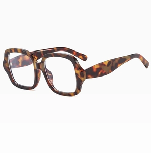 Détail de lunettes de soleil vintage carrées avec un motif classique en écaille de tortue