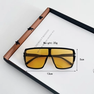 Close-up of kids shield sunglasses showing dimensions 13cm width and 20g lightweight frame