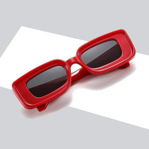 Lunettes de soleil rectangulaires rétro avec monture rouge épaisse et verres foncés