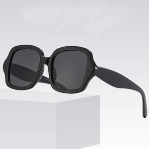 Lunettes de soleil carrées vintage avec monture noire et verres foncés pour femmes