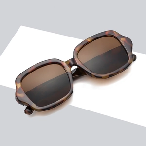 Lunettes de soleil carrées vintage avec monture en écaille et verres dégradés marron