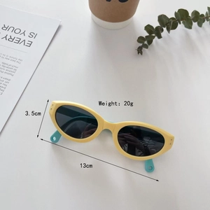 Detail der gelben Kinder-Sonnenbrille mit Maßen von 13 cm Breite und 20 g leichtem Gewicht