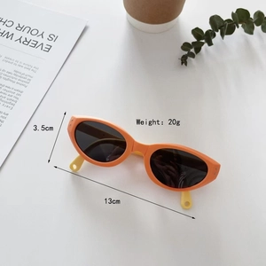 Detailansicht faltbare Sonnenbrille für Kinder in Orange mit 13cm Breite und 20g