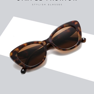 Elegant cat-eye sunglasses with tortoiseshell frames and gradient brown lenses