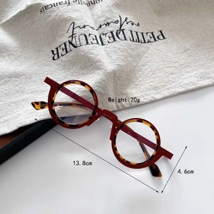 Detailed view of round leopard print glasses frame with size and 20g weight specs