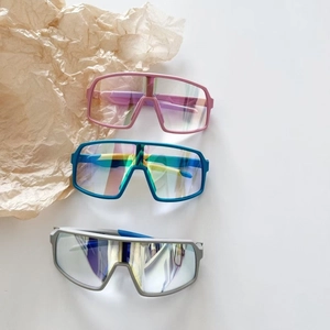 Lot de lunettes de soleil sport pour enfants avec montures colorées et verres enveloppants