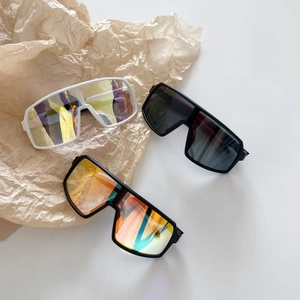 Trois paires de lunettes de soleil de sport surdimensionnées pour enfants aux verres colorés