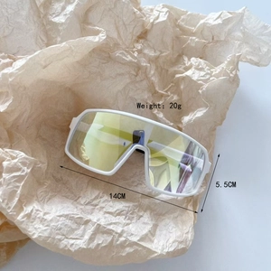 Gros plan de lunettes de cyclisme enfant montrant le cadre léger de 20g et dimensions