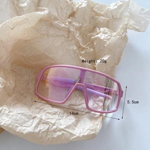 Détail de lunettes de sport pour enfants montrant le poids de 20g et monture de 14cm