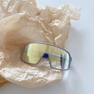 Gros plan de lunettes cyclisme enfant avec monture gris mat et verres miroir colorés