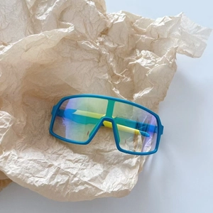 Détail de lunettes de cyclisme enfant avec monture bleue et verres colorés éclatants