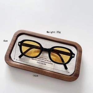 Detail view of foldable kids sunglasses with yellow lenses and 14cm frame dimensions