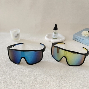 Übergroße Sport-Sonnenbrille mit Verlaufsgläsern und aerodynamischem Wickelrahmen