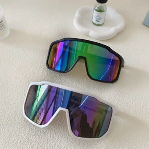 Detail einer großen Radsport-Sonnenbrille mit farbigen Gläsern in Schwarz und Weiß
