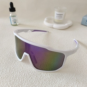 Details von weißer Radsport-Sonnenbrille mit lila schillerndem Glas auf Texturfläche