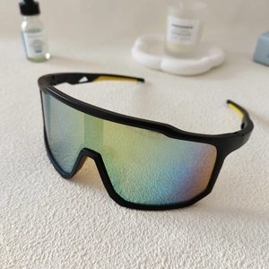 Detailansicht der Sport-Radsonnenbrille mit farbenfrohen polarisierten Gläsern und großem Rahmen