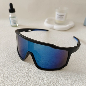 Detail einer Radsport-Sonnenbrille mit lila Verlaufsgläsern und mattschwarzem Rahmen