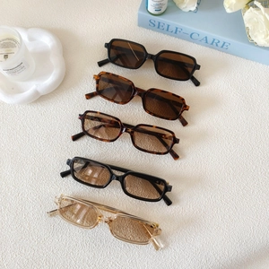 Lunettes de soleil rétro à petit cadre carré en plusieurs coloris dont écaille et noir