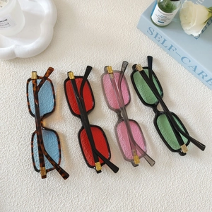 Lunettes de soleil rectangulaires rétro en couleurs variées avec accessoires de style