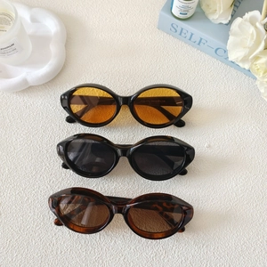 Lunettes de soleil œil de chat ovales vintage en noir, jaune et motif écaille de tortue