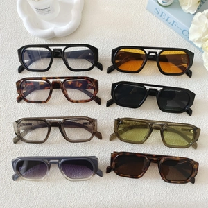 Huit paires de lunettes d'aviateur rétro à double pont en diverses couleurs sur fond blanc