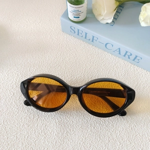 Détail de lunettes de soleil ovales rétro modèle 77142 avec verres orange