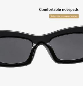 Gros plan des plaquettes de nez intégrées sur des lunettes de soleil œil-de-chat noires