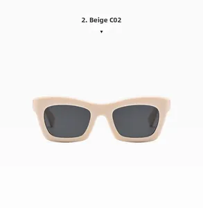 Gros plan de lunettes de soleil œil de chat beige avec monture épaisse pour femme