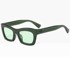 Détail de lunettes de soleil œil-de-chat vintage avec monture épaisse vert foncé