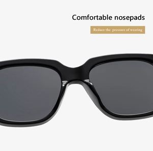 Dettaglio dei naselli ampi e comodi su occhiali da sole vintage neri squadrati
