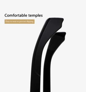 Dettaglio delle stanghette nere ergonomiche per occhiali con texture antiscivolo e curve
