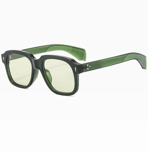 Dettaglio occhiali da sole vintage quadrati con stanghette verdi e incisione del modello ZN3884